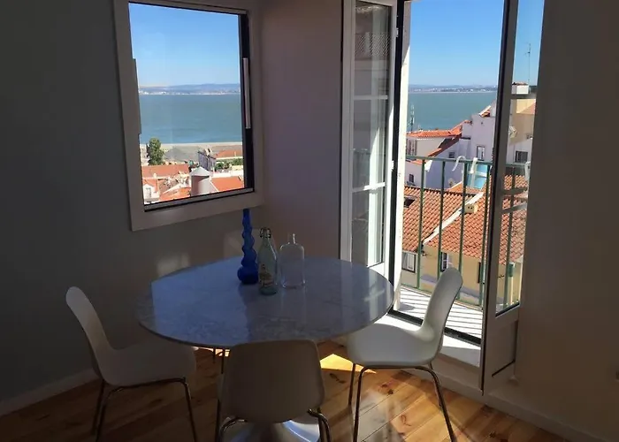 Alfama Stunning River And Historic Views 2bedrooms & 2bathrooms Ac Balcony 18th Century Building Апартаменты Лиссабон