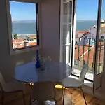 Alfama Stunning River And Historic Views 2bedrooms & 2bathrooms Ac Balcony 18th Century Building דירה ליסבון
