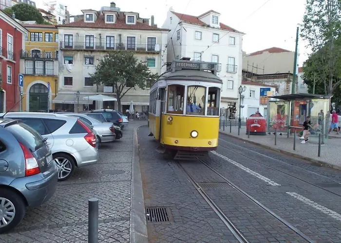 Alfama Stunning River And Historic Views 2bedrooms & 2bathrooms Ac Balcony 18th Century Building Lisboa
